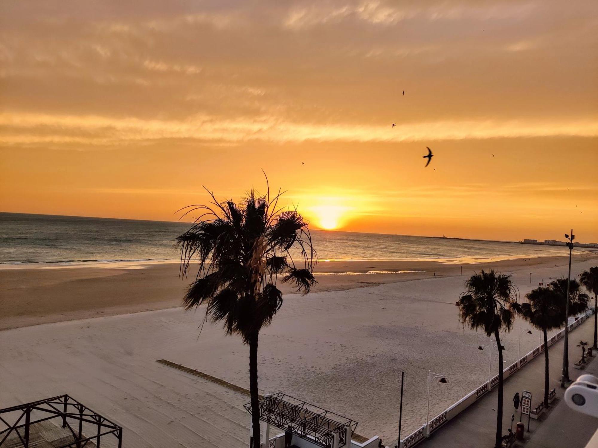 Apartamento En La Playa Con Garaje Cadiz Bagian luar foto